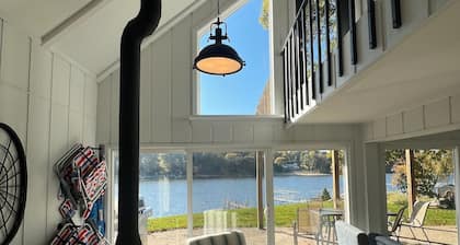 The Lakefront ReTreat w/ Hot Tub, kayaks, & beach
