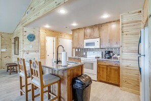 Fridge, microwave, oven, stovetop - Escape to our newly renovated lakefront home on the hidden gem of Lake PaloPinto (Palo Pinto)