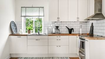 Refrigerador, microondas, tostadora y utensilios de cocina