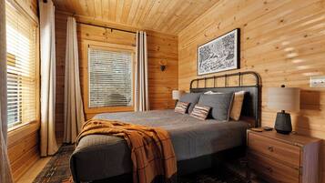 3 bedrooms, desk, iron/ironing board, travel cot