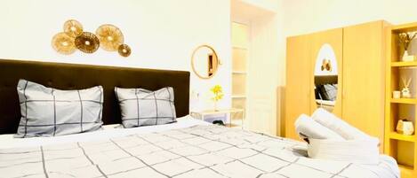 1 bedroom, bed sheets