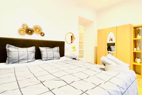 1 bedroom, bed sheets