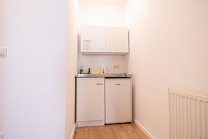 Mikroaaltouuni, liesi, keittoastiat/astiat/ruokailuvälineet