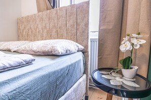 1 bedroom, bed sheets