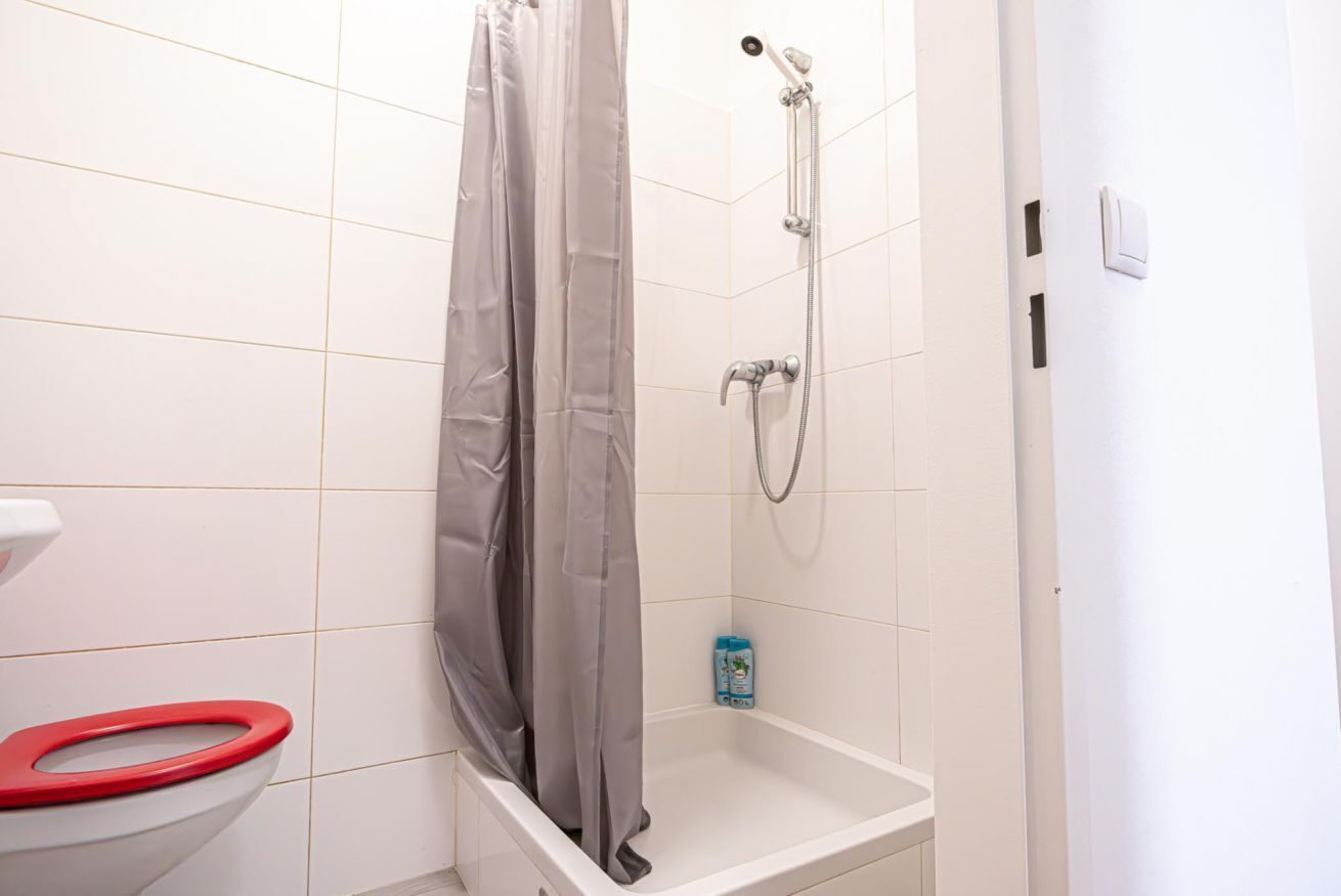 Shower, hair dryer, towels, shampoo