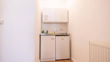 Microwave, stovetop, cookware/dishes/utensils