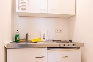 Microondas, placa de cocina y utensilios de cocina