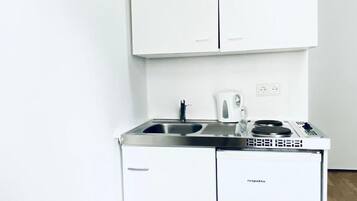 Een koelkast, een magnetron, een oven, een kookplaat