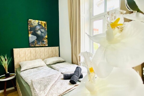 1 bedroom, bed sheets