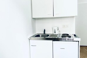 Fridge, microwave, stovetop, cookware/dishes/utensils
