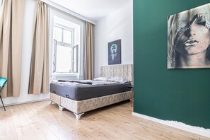 1 dormitorio, tabla de planchar con plancha, ropa de cama