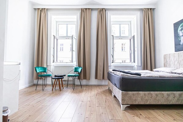 1 bedroom, bed sheets - Beautiful 1BR Apartment 15-Min to City Center (Vienna)