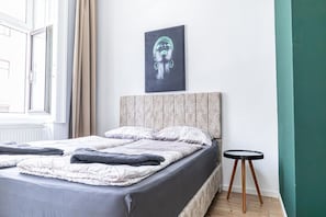 1 chambre, fer et planche à repasser, draps fournis