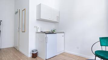 Microwave, stovetop, electric kettle, cookware/dishes/utensils