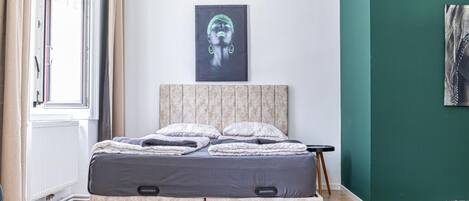 1 bedroom, bed sheets