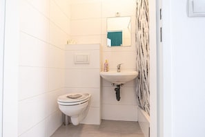 Chuveiro, secador de cabelo, toalhas de banho