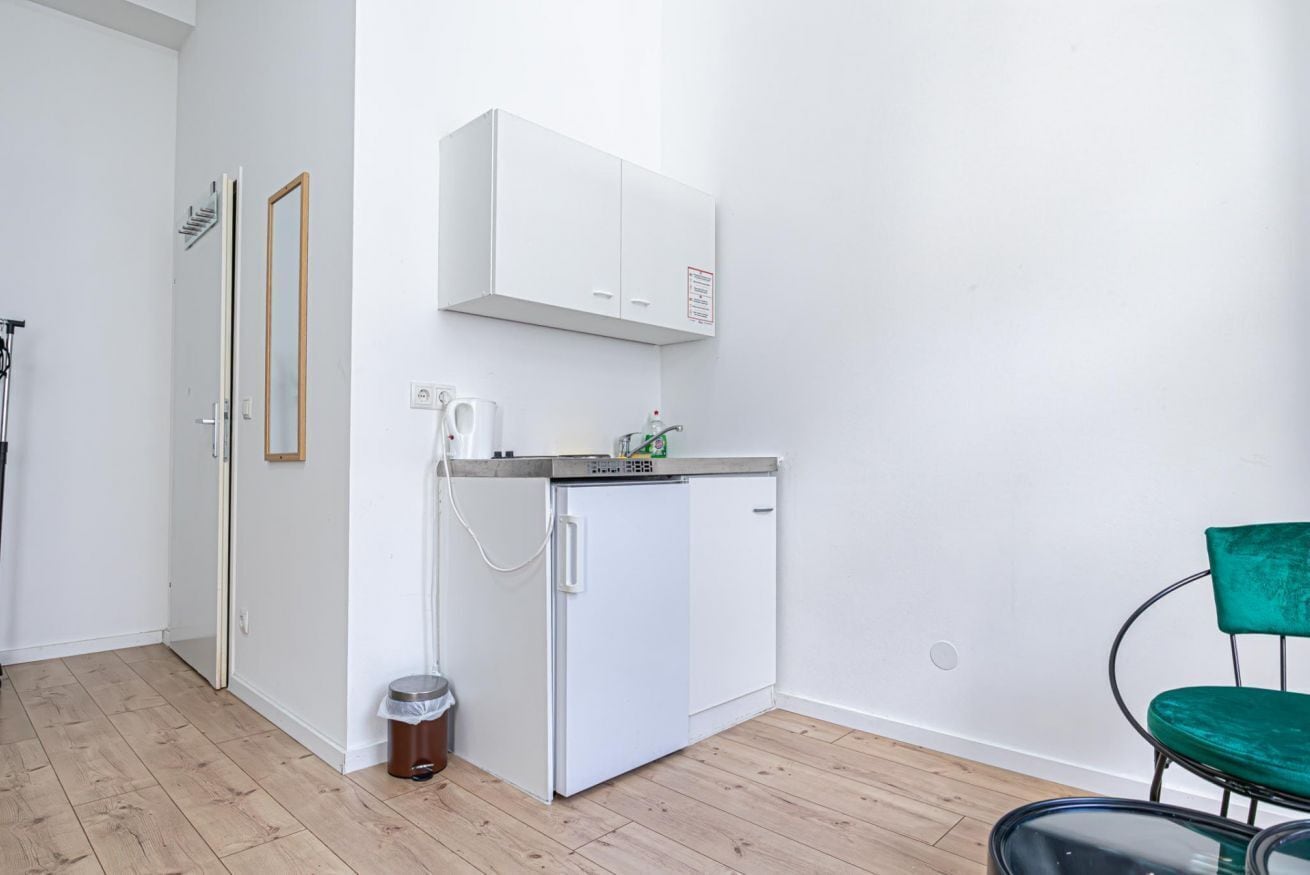 Mikrowelle, Herdplatte, Wasserkocher, Kochgeschirr/Geschirr/Besteck