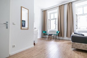 1 habitación, tabla de planchar con plancha y ropa de cama 