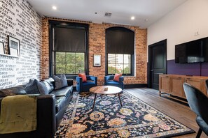 Smart-tv, tafelvoetbal en een tafeltennistafel