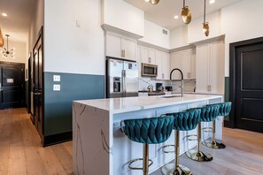 Een koelkast, een microgolfoven, een oven, een kookplaat