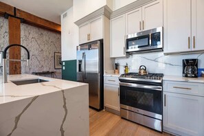 Frigorífico, microondas, horno y placa de cocina