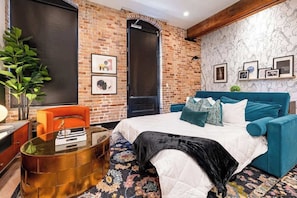 2 bedrooms, iron/ironing board, travel cot, free WiFi - King Bed & Private Terrace Walk Everywhere Hotel (New Orleans)