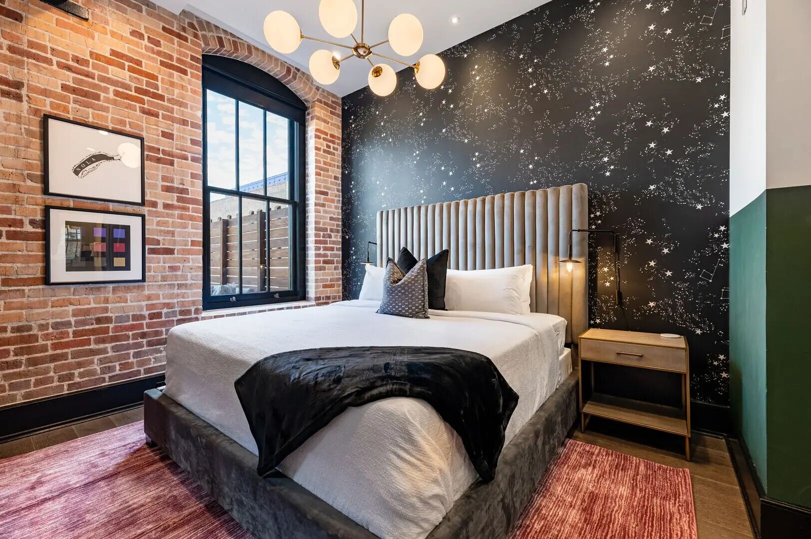 2 habitaciones, tabla de planchar con plancha y cuna de viaje 