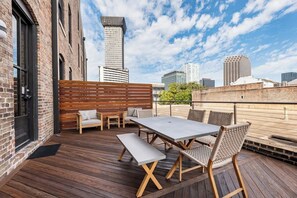 Outdoor dining - Downtown 2BD Private Terrace Gym Hotel Pool (New Orleans)