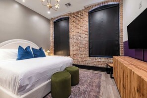 2 bedrooms, iron/ironing board, free WiFi, bed sheets - Spacious Downtown 2BD,2BA Gym, Hotel Pool (New Orleans)