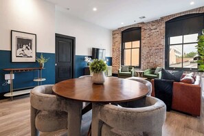 Dining - Spacious Downtown 2BD,2BA Gym, Hotel Pool (New Orleans)