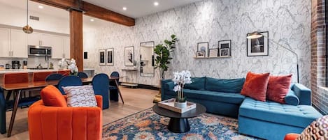 Smart TV, tavolo da calcetto, tavolo da ping pong