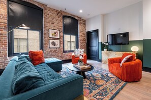 Smart TV, futbolito, mesa de ping pong