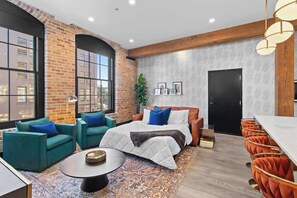 2 bedrooms, iron/ironing board, travel cot, free WiFi - Historic + Modern Downtown Hotel (New Orleans)