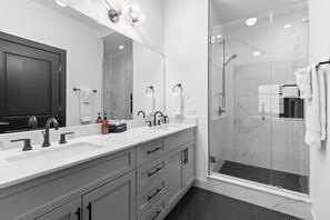 Suihku, hiustenkuivaaja, pyyhkeet