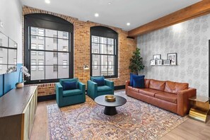 Smart TV, offices - Historic + Modern Downtown Hotel (New Orleans)