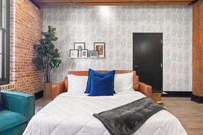 2 bedrooms, iron/ironing board, free WiFi, bed sheets - Historic + Modern Downtown Hotel (New Orleans)