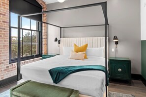 2 bedrooms, iron/ironing board, travel crib, free WiFi - Charming Modern 2 Bd/2BA , Gym, Gameroom, Rooftop Pool Walk to Attractions Downtown Hotel (New Orleans)