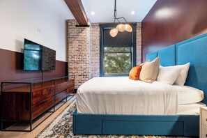 2 bedrooms, iron/ironing board, travel cot, free WiFi - Best Location Walk to Everything! Downtown Hotel (New Orleans)