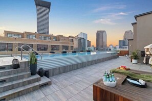 A heated pool - Best Location Walk to Everything! Downtown Hotel (New Orleans)