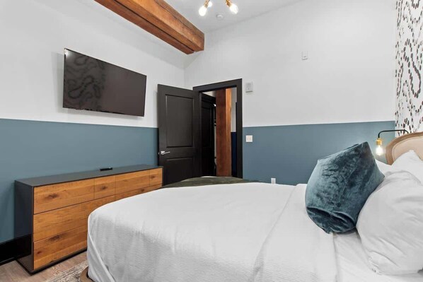 2 bedrooms, iron/ironing board, free WiFi, bed sheets