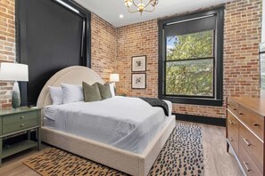 2 bedrooms, iron/ironing board, travel cot, free WiFi - Downtown NOLA Luxury Hotel Rooftop Pool • Sleeps 6 (New Orleans)