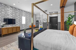 Iron/ironing board, travel cot, free WiFi, bed sheets - Prime Location King Bed+Gym+Rooftop Pool Hotel (New Orleans)