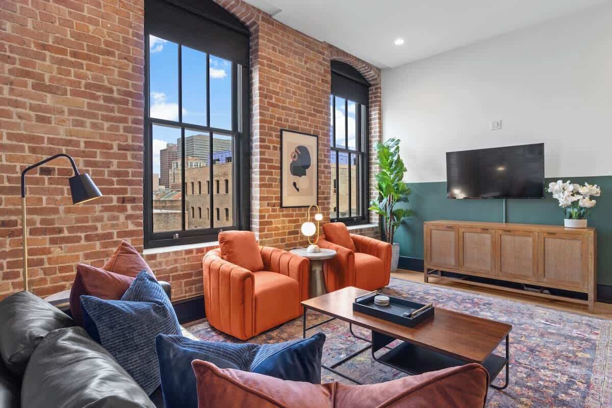 Smart TV, table football, ping pong, stereo