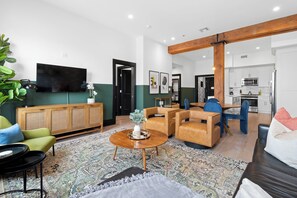 Älytelevisio, pöytäjalkapallopöytä, pöytätennispöytä, stereot