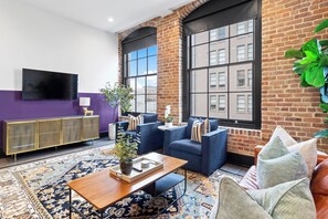 Smart TV, table football, ping pong, stereo