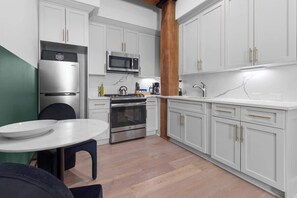 Réfrigérateur, four à micro-ondes, un four, surface de cuisson