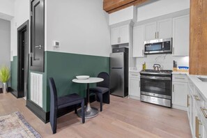 Fridge, microwave, oven, stovetop - Historic Charm with Modern Luxuries – Rooftop Pool (New Orleans)