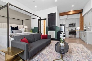 Iron/ironing board, travel cot, free WiFi, bed sheets - Historic Charm with Modern Luxuries – Rooftop Pool (New Orleans)