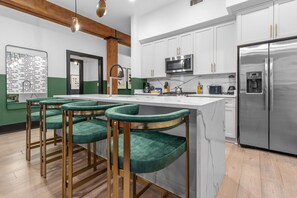 Frigorífico, microondas, horno y placa de cocina