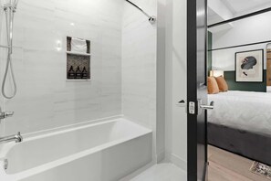 Hair dryer, towels, soap, shampoo - Downtown Suite with Rooftop Pool, Game Room & Gym (New Orleans)